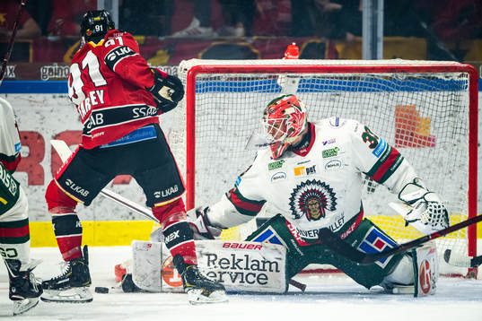 Luleås Austin Farley oroar framför Frölundas målvakt