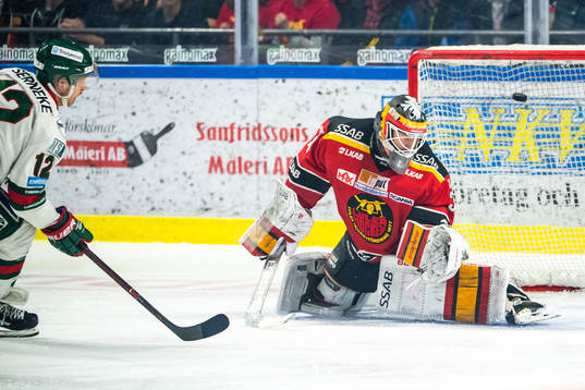 Frölundas Max Friberg gör 0-1 bakom Luleås målvakt Joel