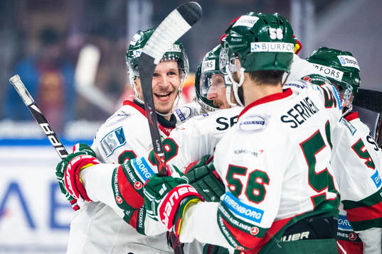Frölundas Max Friberg jublar med lagkamrater