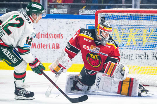 Frölundas Max Friberg sätter 1-0 bakom Luleås målvakt