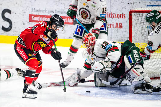 Luleås Austin Farley oroar framför Frölundas målvakt