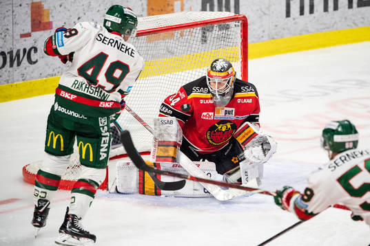 Frölundas Rhett Rakshani oroar framför Luleås målvakt