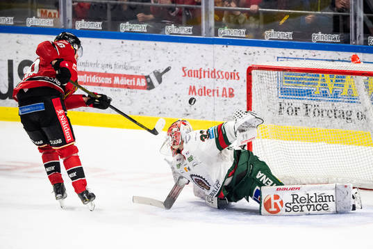 Frölundas målvakt Johan Mattsson räddar straff från