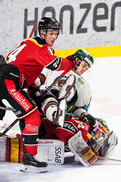 Luleås Jonas Berglund och målvakt Joel Lassinantti i en