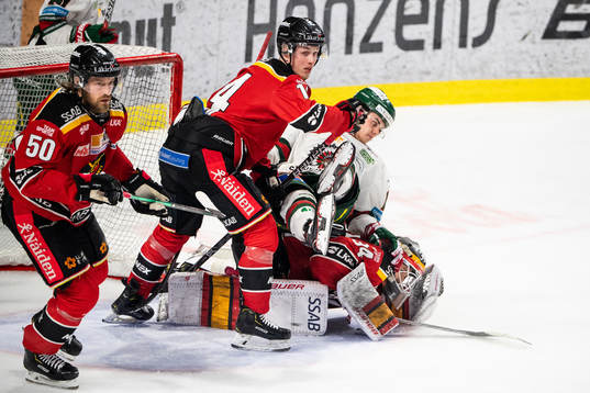 Luleås Daniel Sondell , Jonas Berglund och målvakt Joel