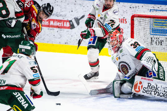 Luleås Karl Fabricius och Frölundas målvakt Johan