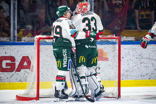 Frölundas Rhett Rakshani och Frölundas målvakt Johan