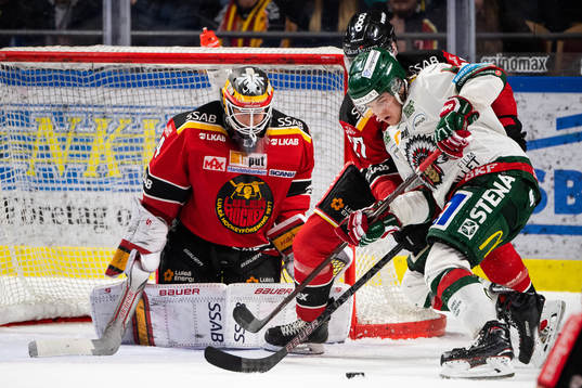Frölundas Samuel Fagemo oroar framför Luleås målvakt