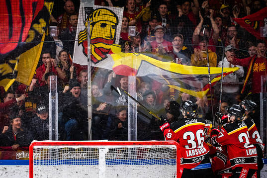 Luleås spelare tackar supportrarna och jublar