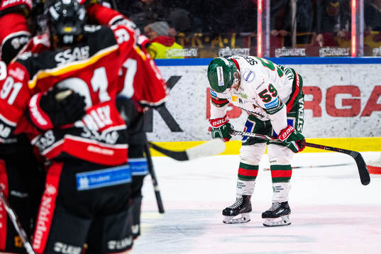 Luleås spelare jublar medan Frölundas Simon Hjalmarsson