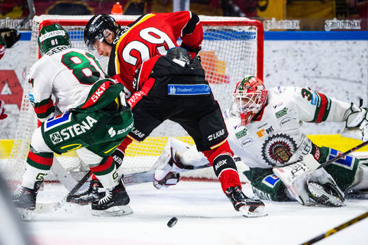 Luleås Erik Gustafsson och Frölundas målvakt Johan