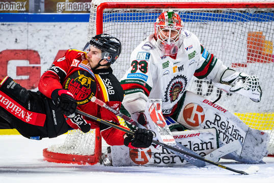 Luleås Emil Larsson och Frölundas målvakt Johan Mattsson