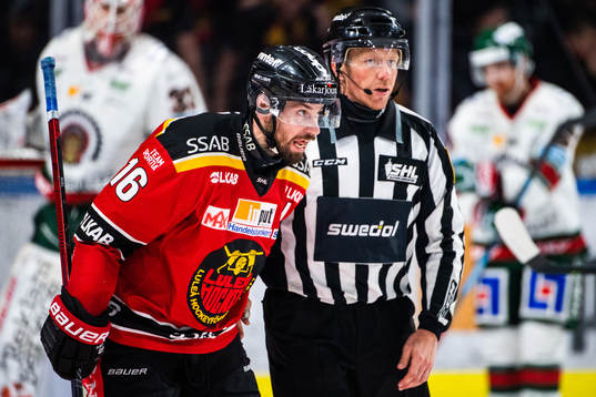 Luleås Niklas Olausson och Linjedomare Henrik Pihlblad