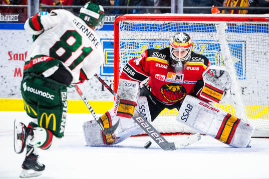 Frölundas Ryan Lasch och Luleås målvakt Joel Lassinantti