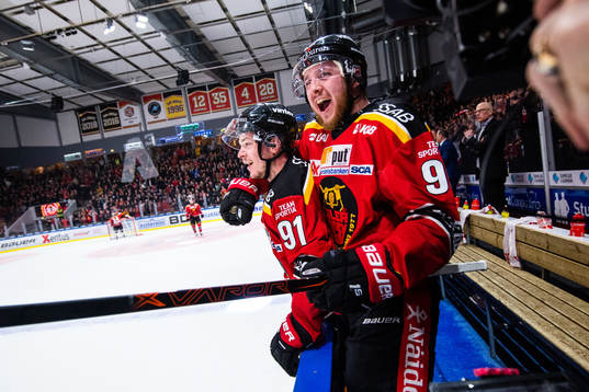 Luleås Austin Farley och Robin Kovacs jublar