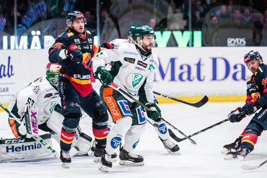 Färjestads målvakt Markus Svensson och Jesse Virtanen