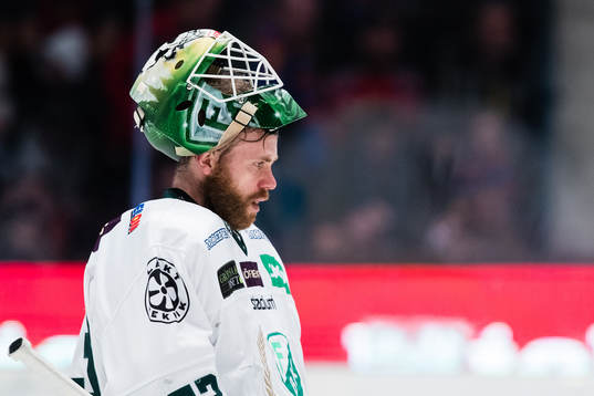 Färjestads målvakt Markus Svensson deppar