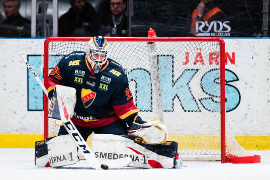 Djurgårdens målvakt Adam Reideborn med en räddning