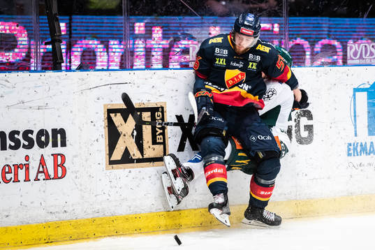 Djurgårdens Robin Norell med en tackling på Färjestads