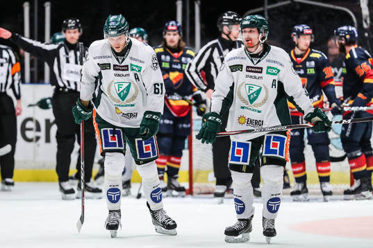 Färjestads Johan Ryno och Linus Johansson deppar