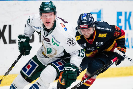 Färjestads Gustav Rydahl jagas av Djurgårdens Linus