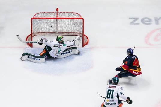 Färjestads målvakt Markus Svensson släpper in 0-2 på