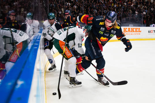 Färjestads Daniel Viksten i kamp om pucken med