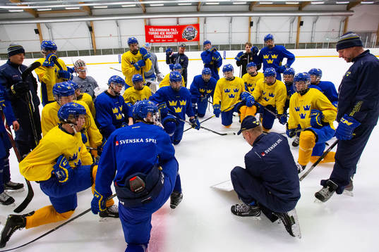 Spelare i U18-landslaget går igenom en övning med