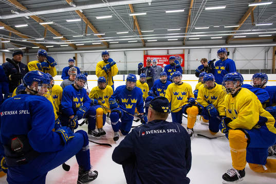 Spelare i U18-landslaget går igenom en övning med