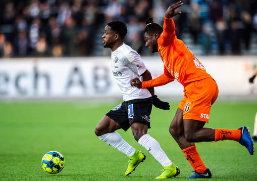 Örebros Kevin Wright och AFC Eskilstunas Samuel Nnamani