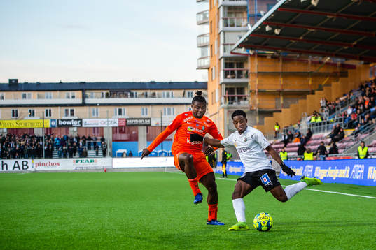 AFC Eskilstunas Samuel Nnamani och Örebros Kevin Wright