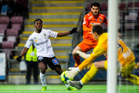 Örebros Kevin Wright och AFC Eskilstunas Adnan Kojic