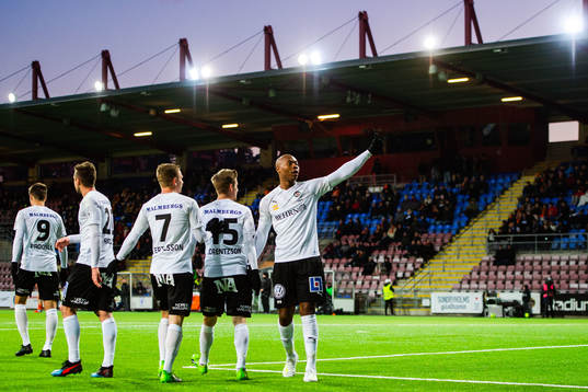 Örebros Carlos Strandberg jublar