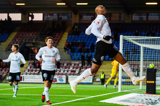 Örebros Carlos Strandberg jublar