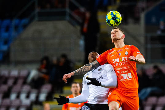 Örebros Carlos Strandberg och AFC Eskilstunas Artem