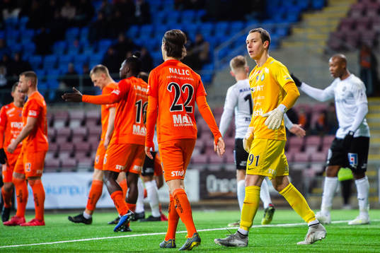 AFC Eskilstunas Adi Nalic och målvakt Ihor Levchenko jublar