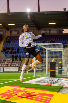 Örebros Carlos Strandberg jublar