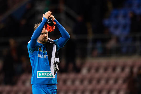 Örebros målvakt Oscar Jansson jublar