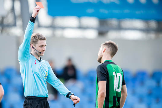Högaborgs Matthias Holenstein får varning av domaren