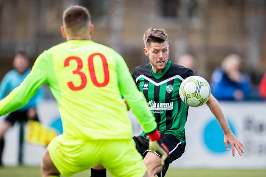 Högaborgs Matthias Holenstein framför Höganäs målvakt