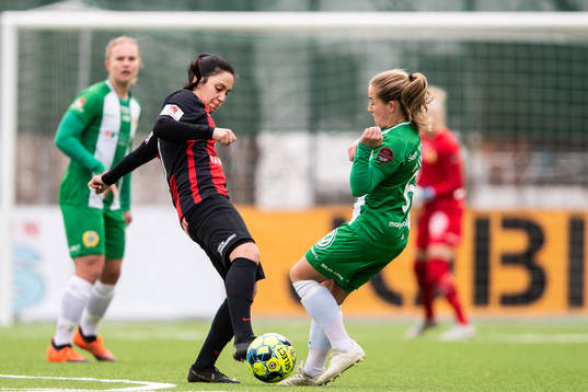 Brommapojkarnas Michelle Rojas Flores och Hammarbys Felicia