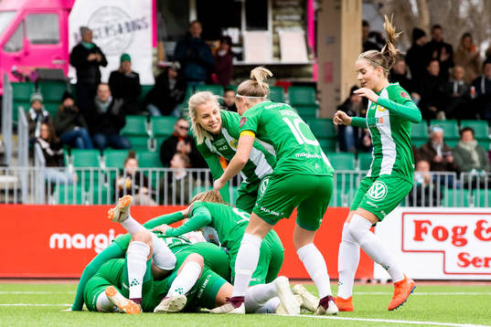 Hammarbys Astrid Larsson jublar med lagkamrater