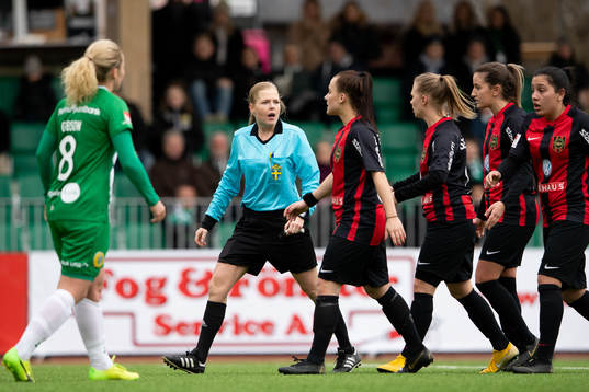 Brommapojkarnas spelare och domare Jennifer Laurin