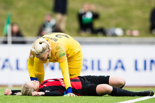 Brommapojkarnas  målvakt Nichole Persson ser till Alice