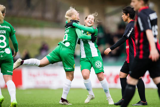 Hammarbys Astrid Larsson jublar tillsammans Felicia Saving