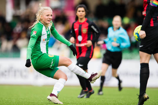 Hammarbys Astrid Larsson med ett skott