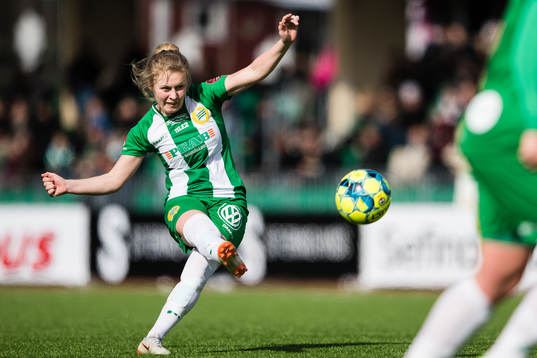 Hammarbys Emilia Larsson med en frispark