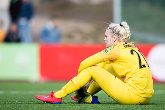 Brommapojkarnas  målvakt Nichole Persson deppar