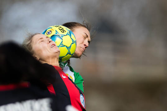 Brommapojkarnas  Mathilda Prim i en nickduell med Hammarbys