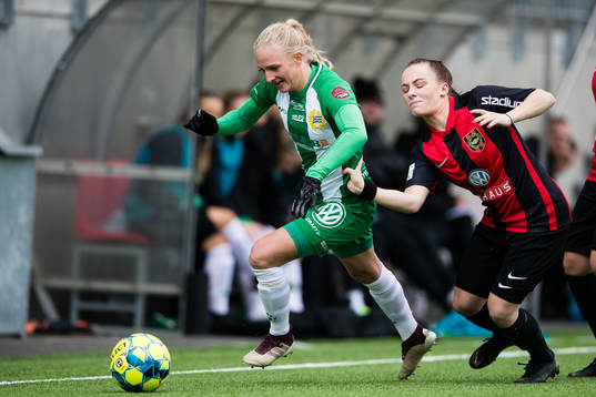 Hammarbys Astrid Larsson jagas av Brommapojkarnas Filippa